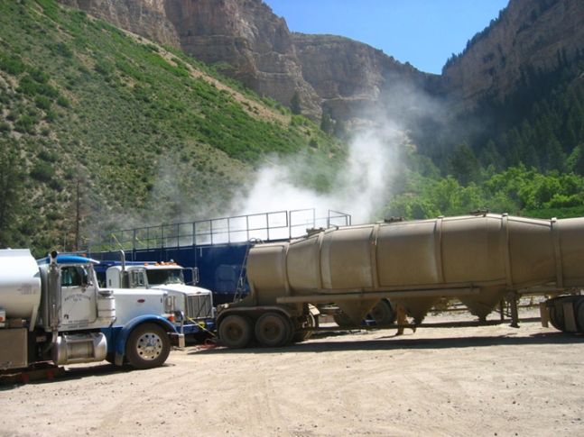 Sand Refill Truck and Dust Release from &ldquo;Thief&rdquo; Hatches on the top of the Sand Mover