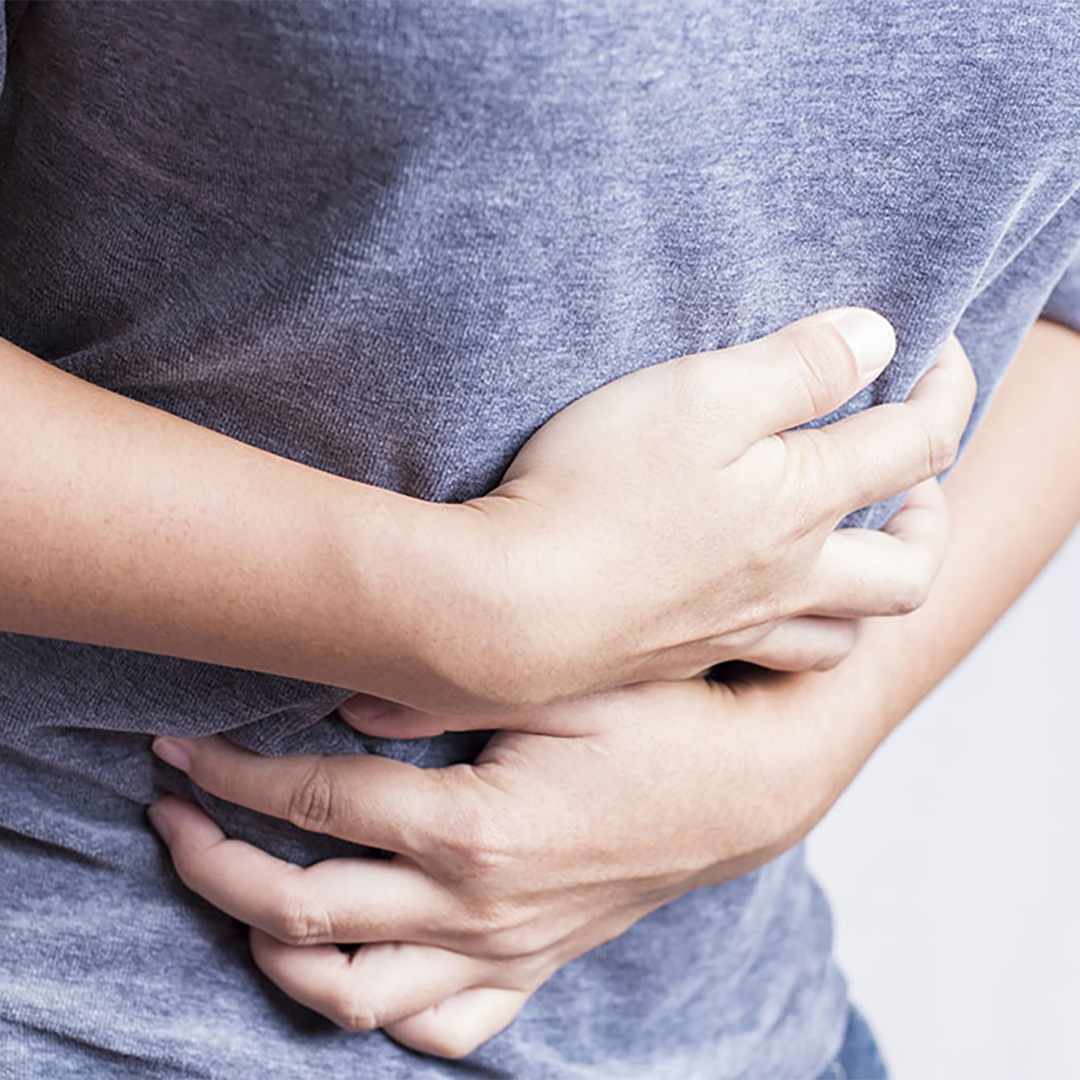 Mujer con dolor de estómago.