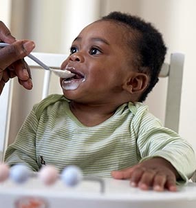 https://www.cdc.gov/nutrition/infantandtoddlernutrition/images/introduce-solid-foods.jpg?_=42604