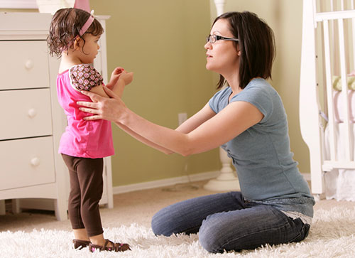 mom-daughter-bedroom-500px.jpg Madre hablando con su hija