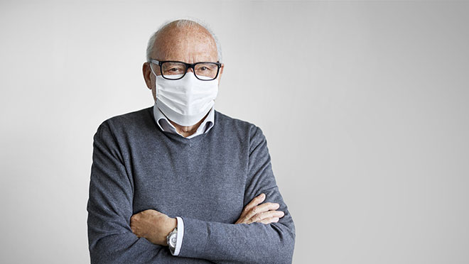 Hombre mayor usando una mascarilla.