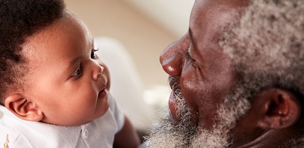 Un abuelo sosteniendo a un bebé