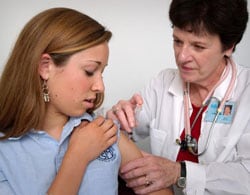 Adolescente recibiendo vacuna