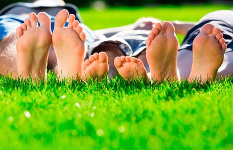 Las esporas de las bacterias del tétanos comúnmente se encuentran en el suelo y pueden ingresar al cuerpo a través de los cortes en la piel. Con mayor frecuencia, los cortes están en los pies.