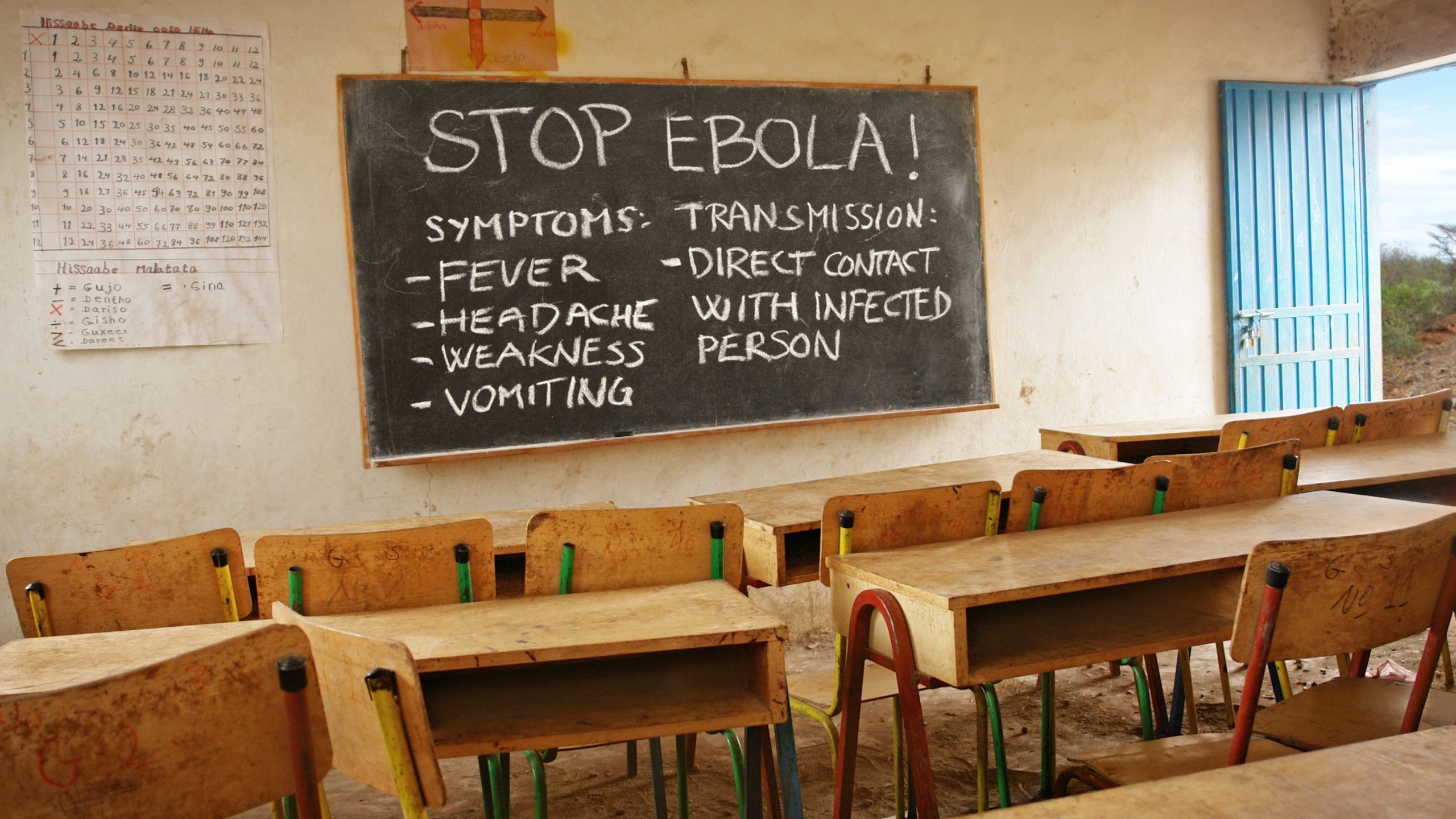 "Stop Ebola" escrito en inglés en la pizarra de un aula. 