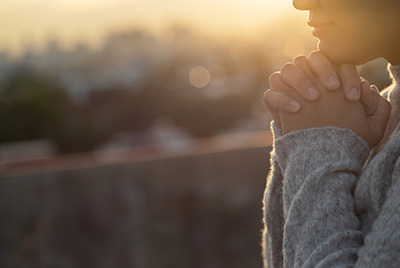 d_vs_tasas-sobredosis_071922 Foto de una persona juntando sus manos y pensando.