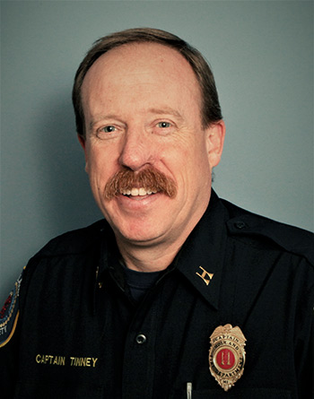 Capitán de Operaciones de Bomberos Chris Tinney Capitán de Operaciones de Bomberos Chris Tinney