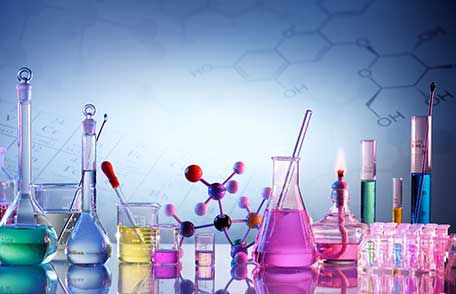 Vasos de precipitados y tubos de ensayo de vidrio sobre una mesa. Vasos de precipitados y tubos de ensayo de vidrio sobre una mesa.