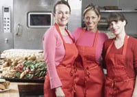 Tres mujeres en la cocina de una panader%26iacute;a