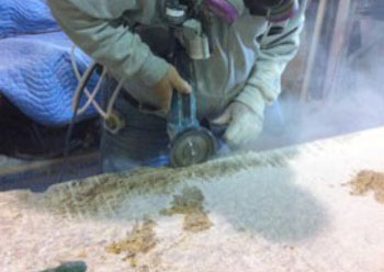 2015-106-cutting El corte de la piedra, como se ilustra, genera polvo de sílice cristalina peligroso, que puede quedar atrapado en el tejido pulmonar y causar silicosis.