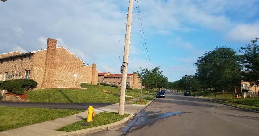 calle con poste de electricidad donde un electricista comenzó su día laboral calle con poste de electricidad donde un electricista comenzó su día laboral