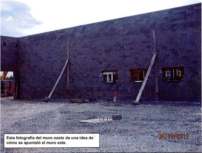 Fotografía 3. Apuntalamiento del muro interior. (Fotografía cortesía de la TOSHA.) Fotografía 3. Apuntalamiento del muro interior. (Fotografía cortesía de la TOSHA.)