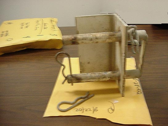 full200211b.jpg_35756 Esta foto muestra el pasador de enganche doble utilizado para asegurar las patas del silo.