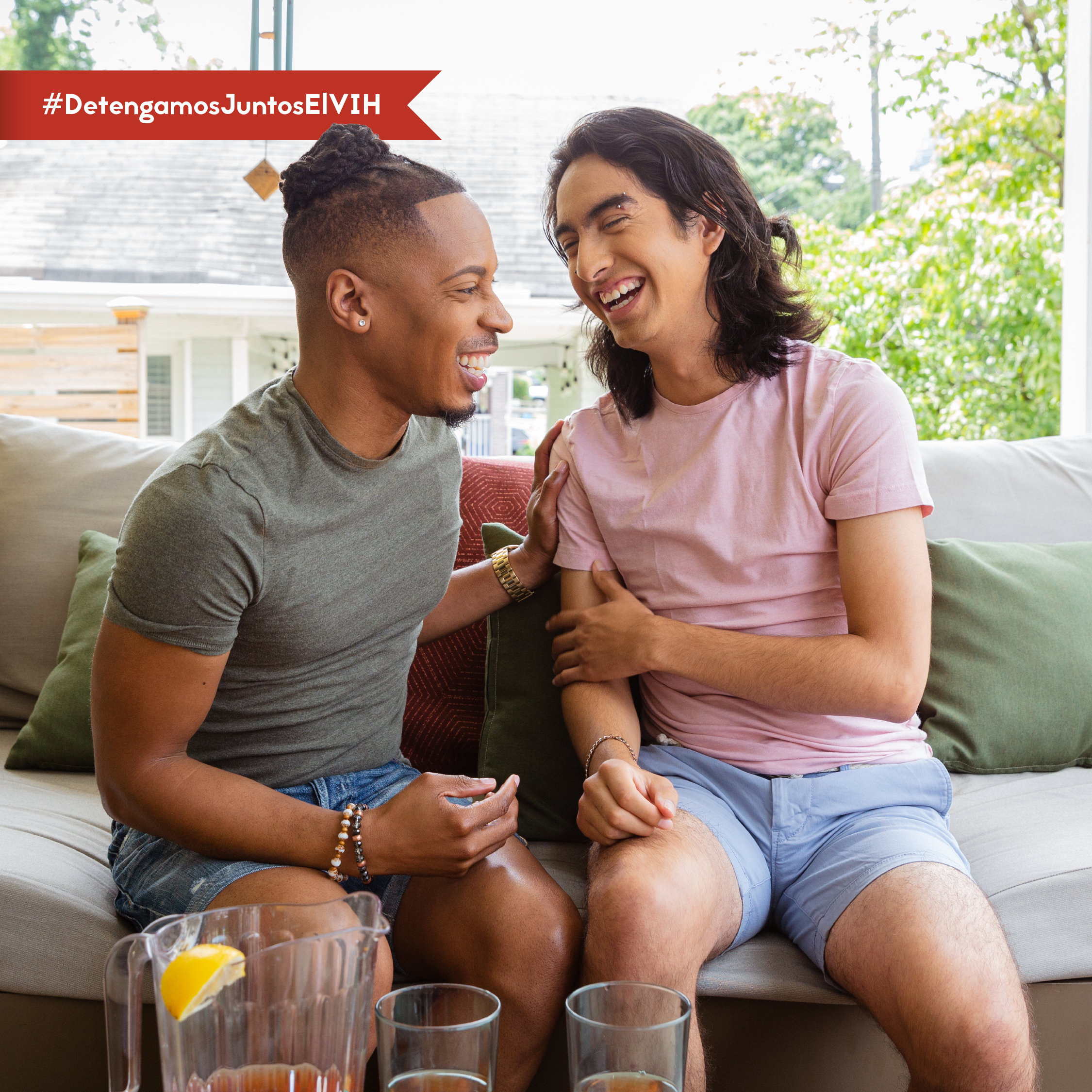 Tye-Joaquin Convo (Spanish) Una imagen de dos amigos riendo juntos mientras están sentados en un patio.