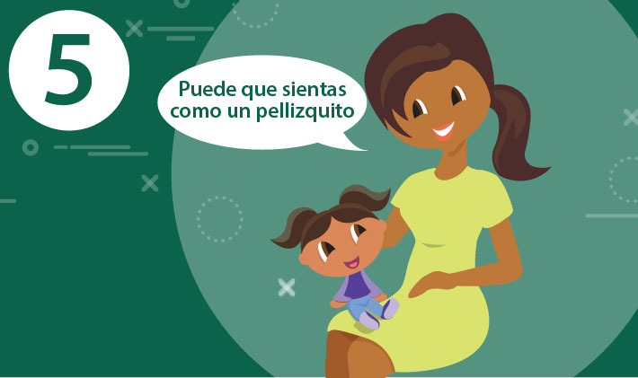 Madre diciéndole a su bebé, "Puede que sientas como un pellizquito".
