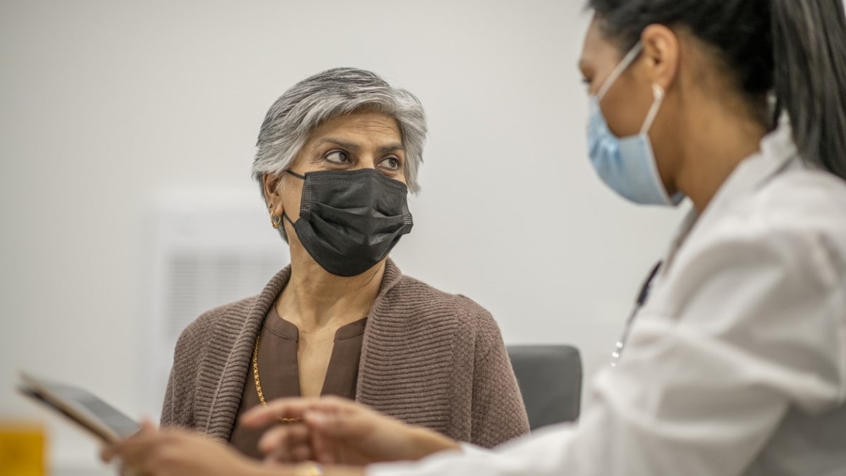 Foto de una mujer hablando con su médica