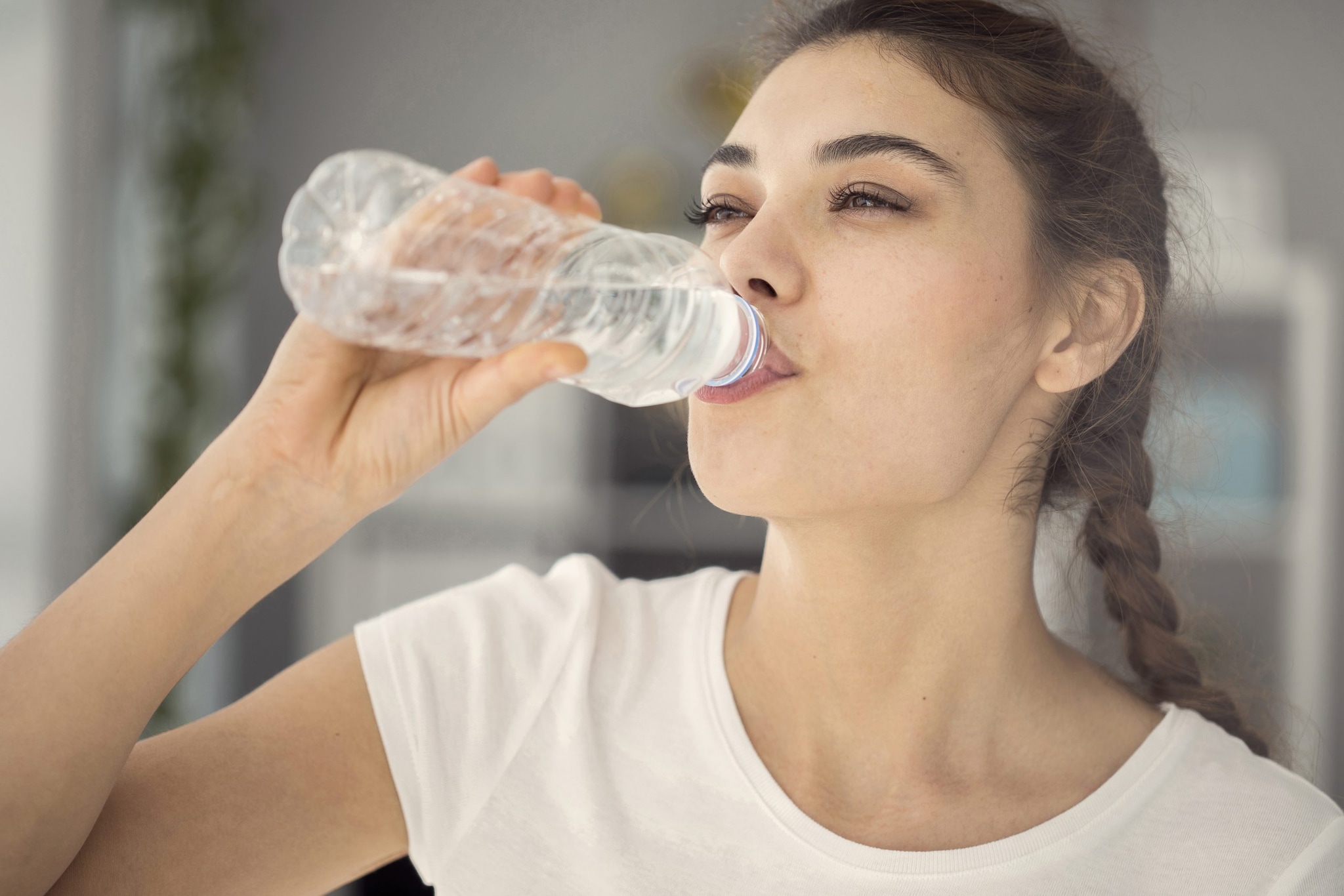 Mujer bebiendo agua embotellada