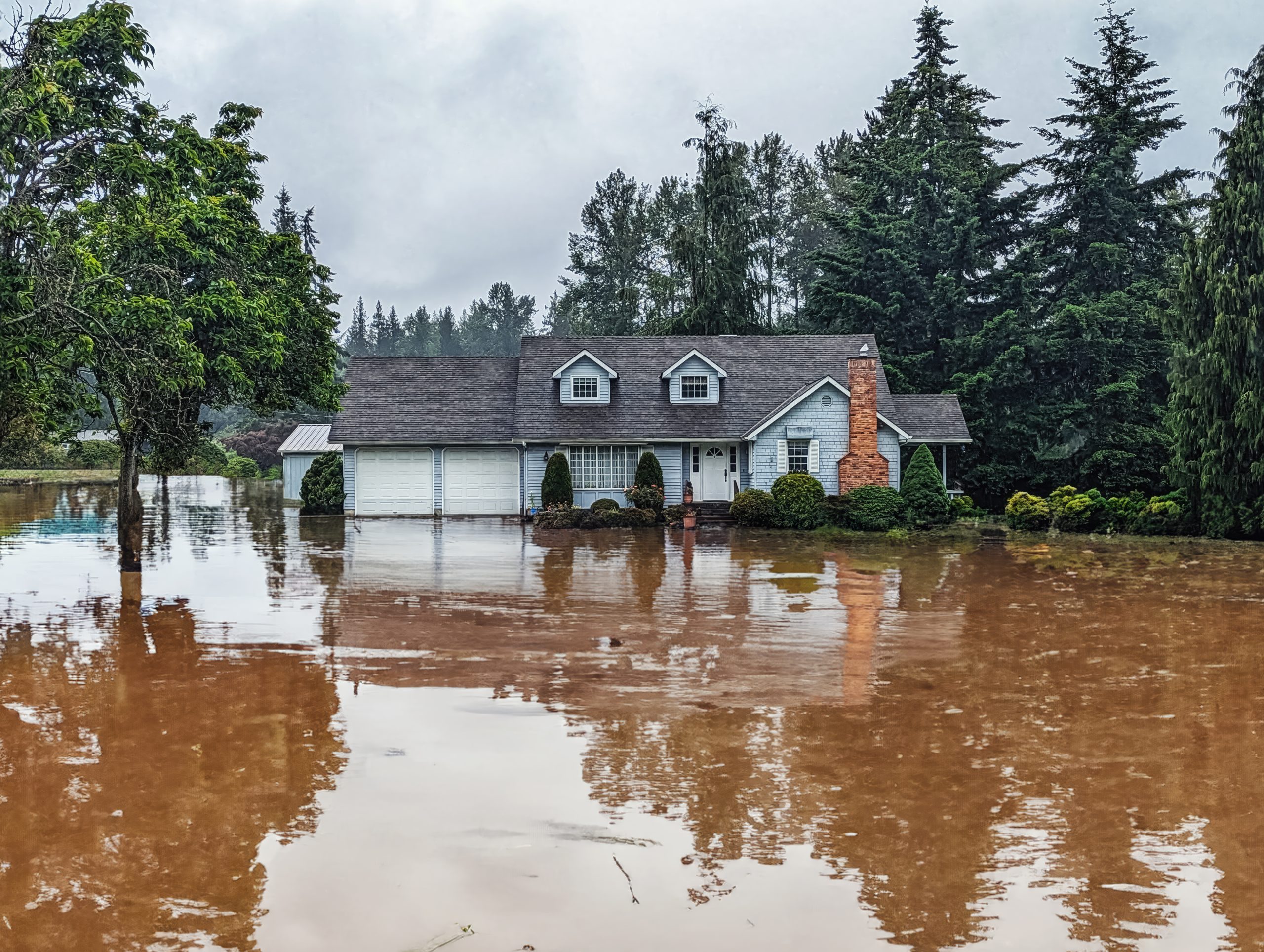 Inundación profunda alrededor de una casa en un área rural después de un desastre natural